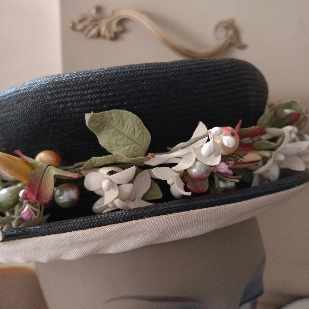 RARE AND STUNNING VINTAGE 1930S/ 40S BLACK STRAW HAT W/ VTG FLORALS AND FRUIT !